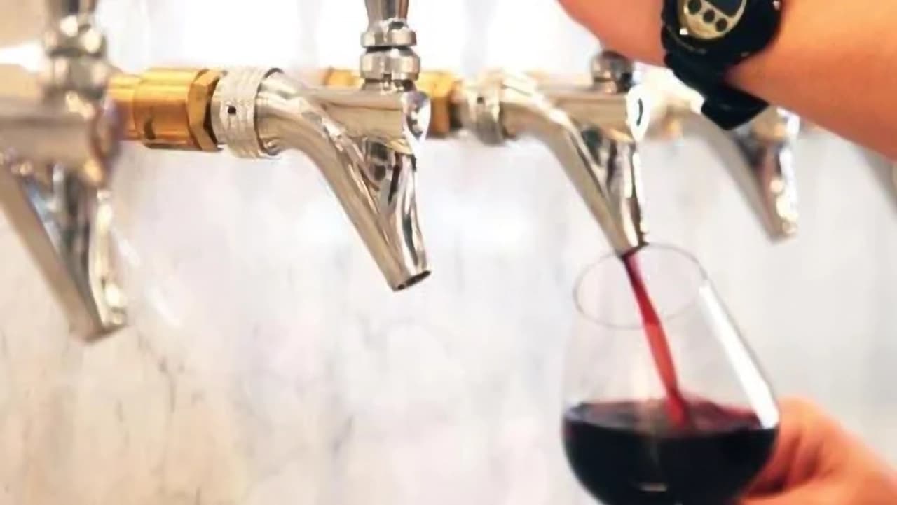 Roberson Wine Sendo Servido da Torneira